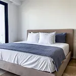 Elegant Studio Downtown With Pool Gym Steps To Beach