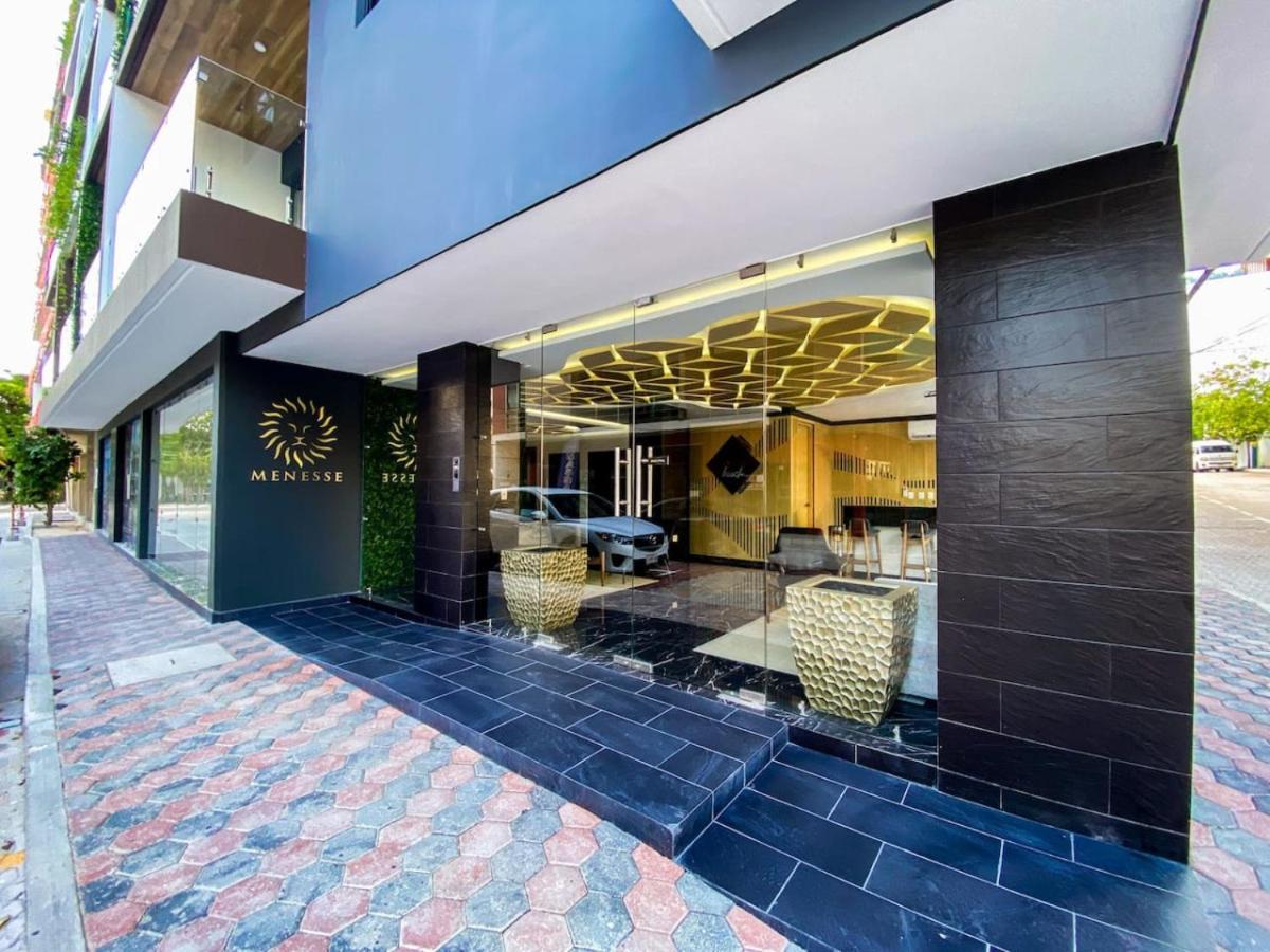 Elegant Downtown With Pool Gym Steps To
