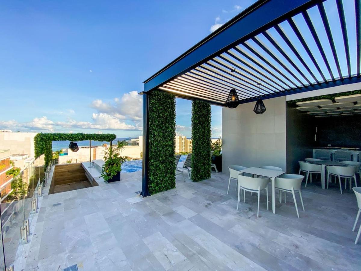 Elegant Downtown With Pool Gym Steps To *